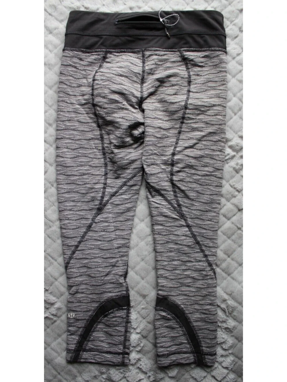 Lululemon  Black/Silver Textured Wave Run: Inspire Crop II All Luxtreme ~4~
